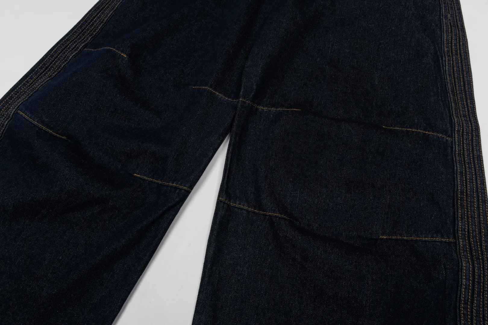 Adidas Clover Valentine's Day limited casual pure cotton denim loose sports scimitar pants 🖤Dark Blue washed jeans are stiff and durable, and the skull and love embroidery on the back are super recognizable✨ 👖The wide-leg pants have an amazing drape, and the high-waist design covers the flesh and straightens the legs, and the pear-shaped figure can be worn with eyes closed👍 💘The whole set is eye-catching when worn on a date, and the American retro atmosphere is full, and it is super sweet for couples🎀 Item No.: KT 6365 Color: Dark Blue Size: Xs-2XL